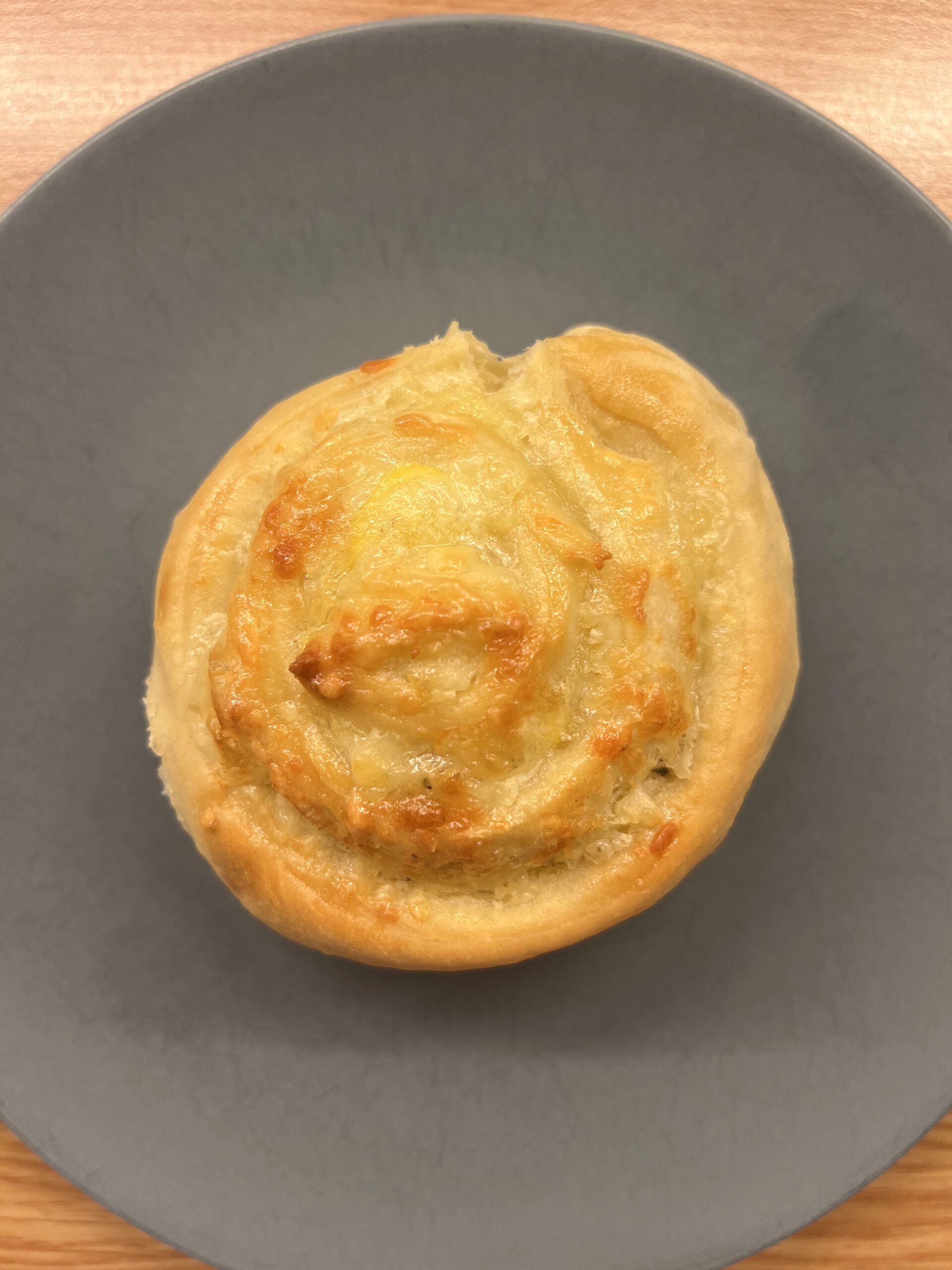 Juustu-küüslaugurullid