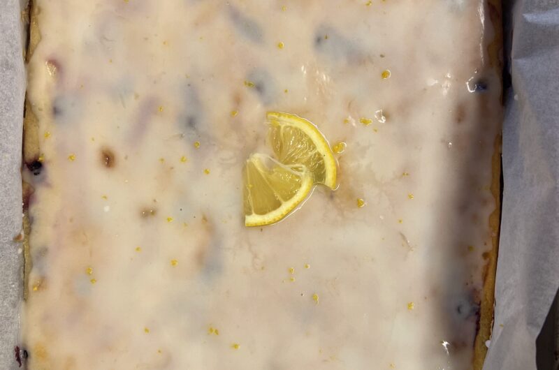 Mustika-sidruni kook glasuuriga